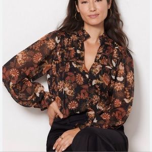 NWOT Evereve Jaci Gathered Blouse Long Sleeve Floral Black Metallic Button Down